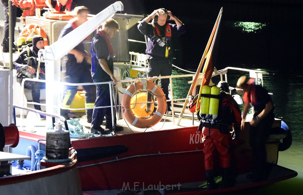 Havarie Wassereinbruch Motorraum beim Schiff Koeln Niehl Niehler Hafen P352.JPG - Miklos Laubert